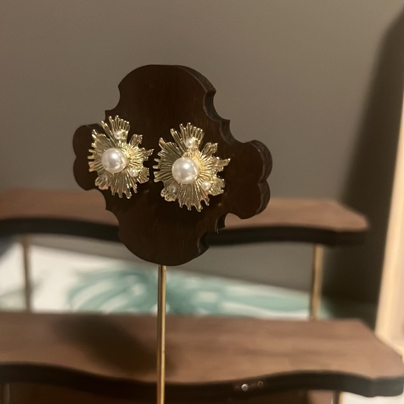 Sunflower Pearl Stud Earrings - Picture 3 of 6